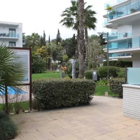 Con Piscina Y Parking En *